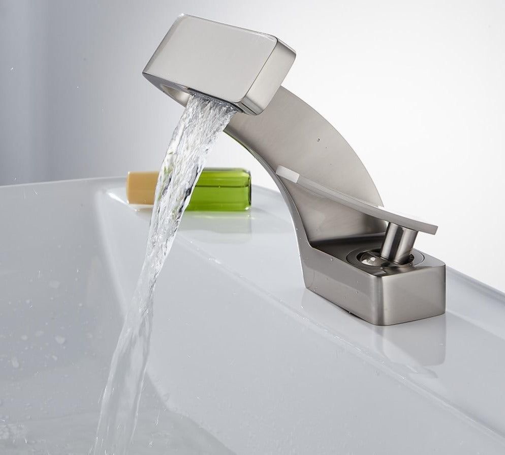 StreamFlow | Curved Tap – Modern Design & Smooth Water Flow