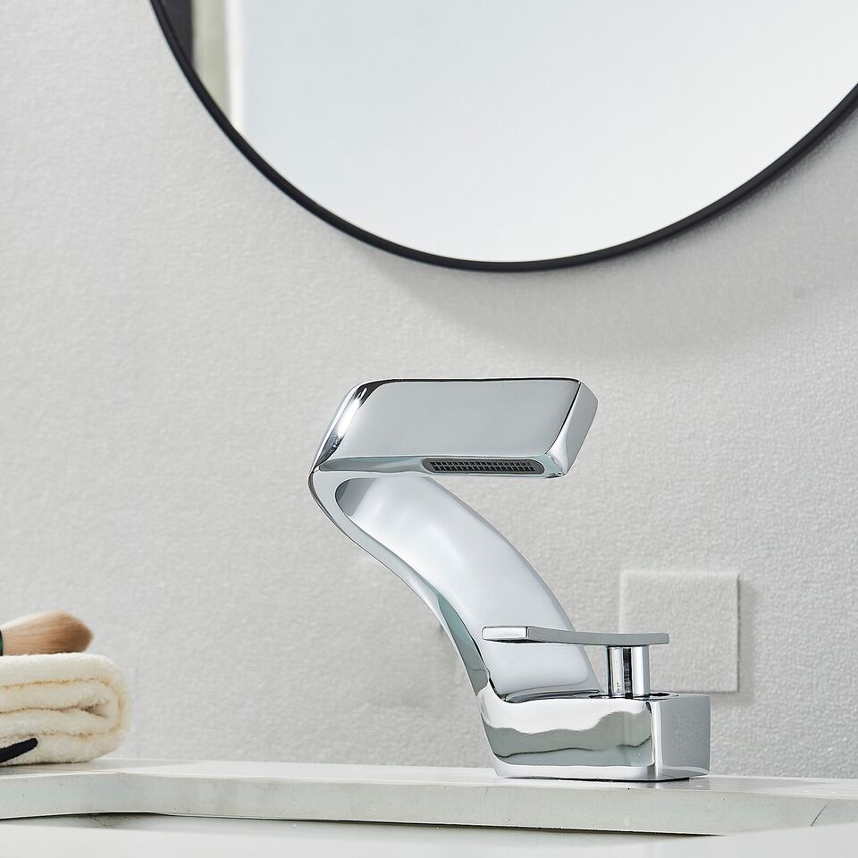 StreamFlow | Curved Tap – Modern Design & Smooth Water Flow