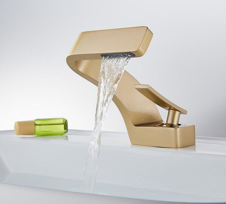 StreamFlow | Curved Tap – Modern Design & Smooth Water Flow