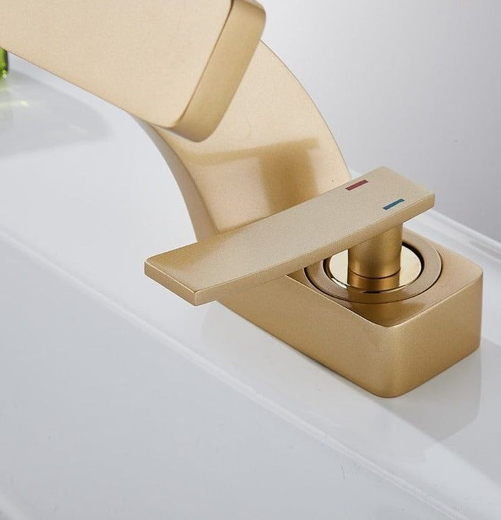 StreamFlow | Curved Tap – Modern Design & Smooth Water Flow