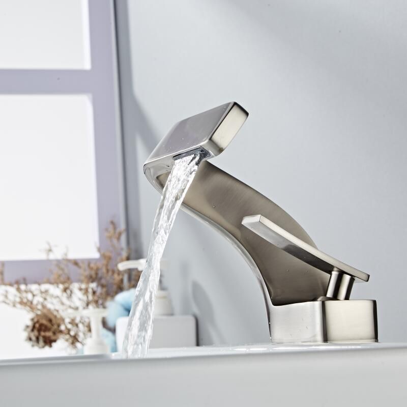 StreamFlow | Curved Tap – Modern Design & Smooth Water Flow