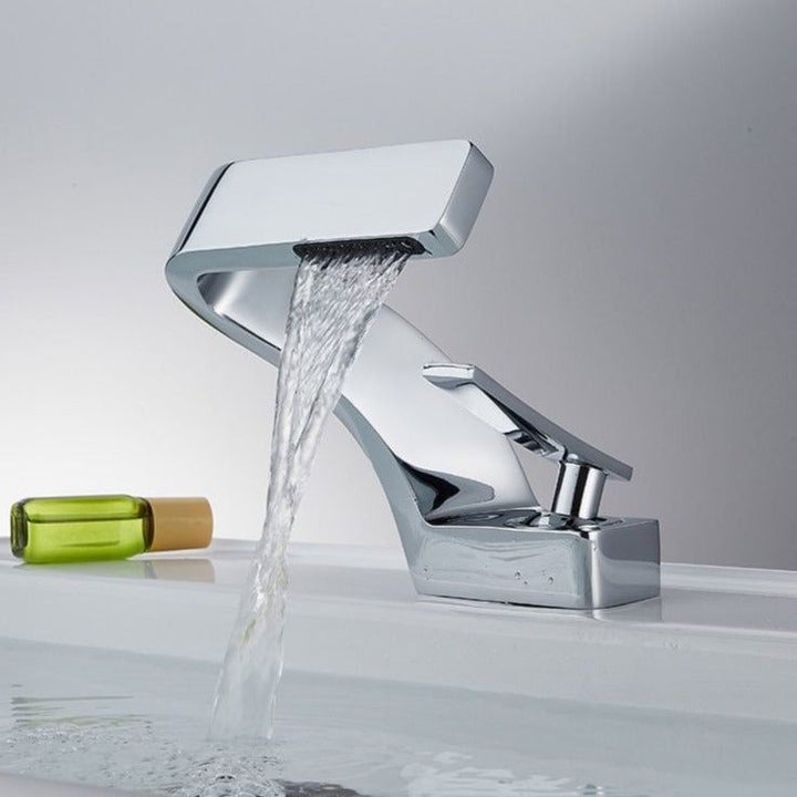 StreamFlow | Curved Tap – Modern Design & Smooth Water Flow